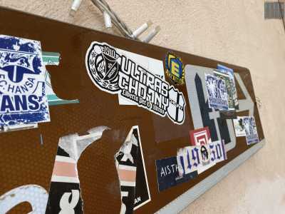 Su un altro cartello vediamo sgomitare fra una miriade di stemmi di altre squadre un adesivo bianco e nero del Widzew Lodz, societ� polacca che pu� vantare quattro titoli nazionali